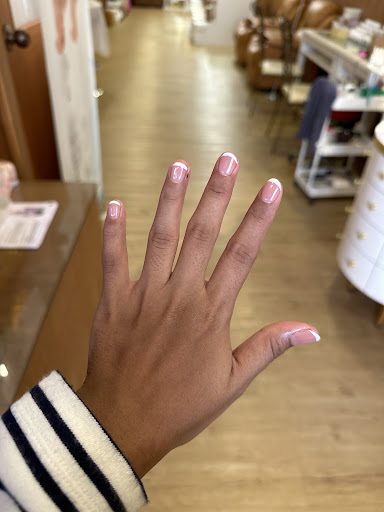UNIQUEEN NAIL SALOON & ACADEMY